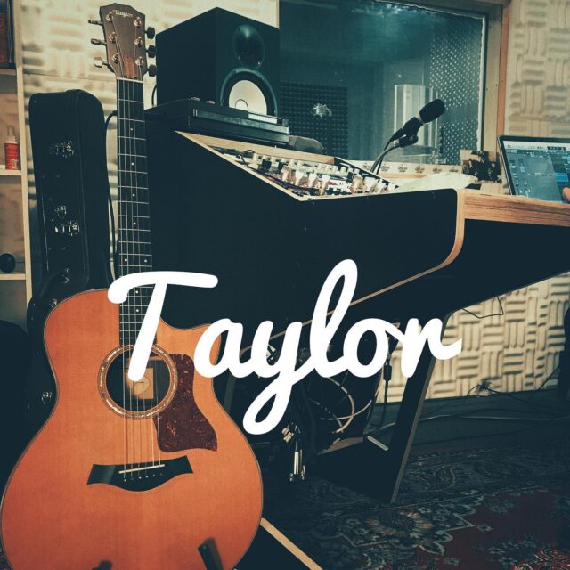 @taylorguitars очень интересная акустика, истинный американец с узнаваемым звучанием. 
#студиязвукозаписи #гитара🎸 #записьгитары #студийныйстол  #hypersound #recordingengineer #music #uad