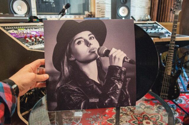Эксклюзив на виниловой пластинке, limited edition в твоём плэйлисте😍 Когда музыку можно подарить🎁  #записьнавиниловыепластинки #виниловыепластинки #виниловыйпроигрыватель #песнинавиниле #vinylonelove #vinylrecord #vinylrecords