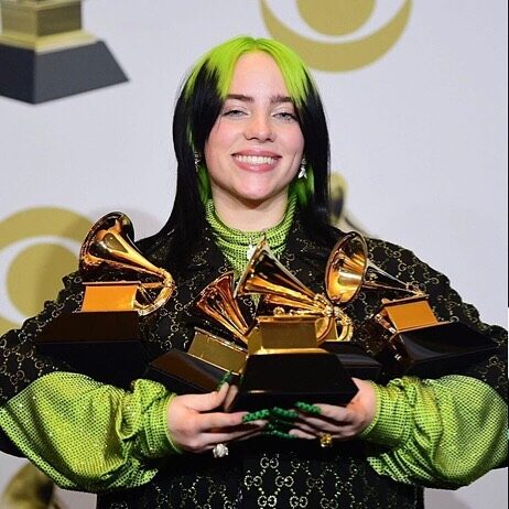 5 статуэток увезла домой с 62 церемонии #billieeilish  18-летняя исполнительница получила статуэтки в четырех ключевых номинациях.  Одна из самых популярных среди молодежи певиц забрала награды в наиболее престижных номинациях, которые неформально называют «Большой четверкой» — «Лучший новый исполнитель», «Альбом года» и «Запись года» и «Песня года». Обойдя творения Lady Gaga, Taylor Swift и Lana del Rey, знаменитая «Bad guy» от Eilish удостоилась отдельной статуэтки.  Наградой был отмечен родной брат Eilish, который выступает ее музыкальным продюсером. Певица таким образом повторила артиста Кристофера Кросса в 1981 году. Всего статуэтки вручались в более чем 80 номинациях